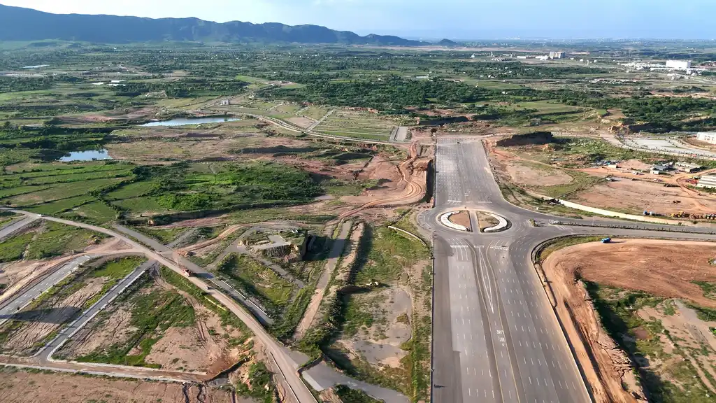 This Road connects major sectors of overseas central especially sector g in overseas central